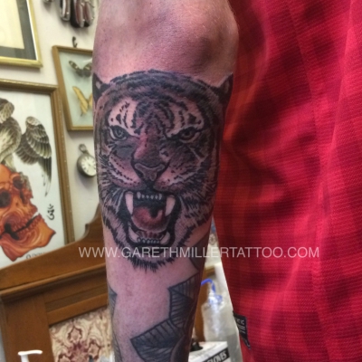 black and grey tattoo tiger soft shading realism tattoo leeds